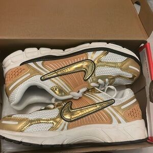 Nike Zoom Vomero 5 Gold/Metallic
